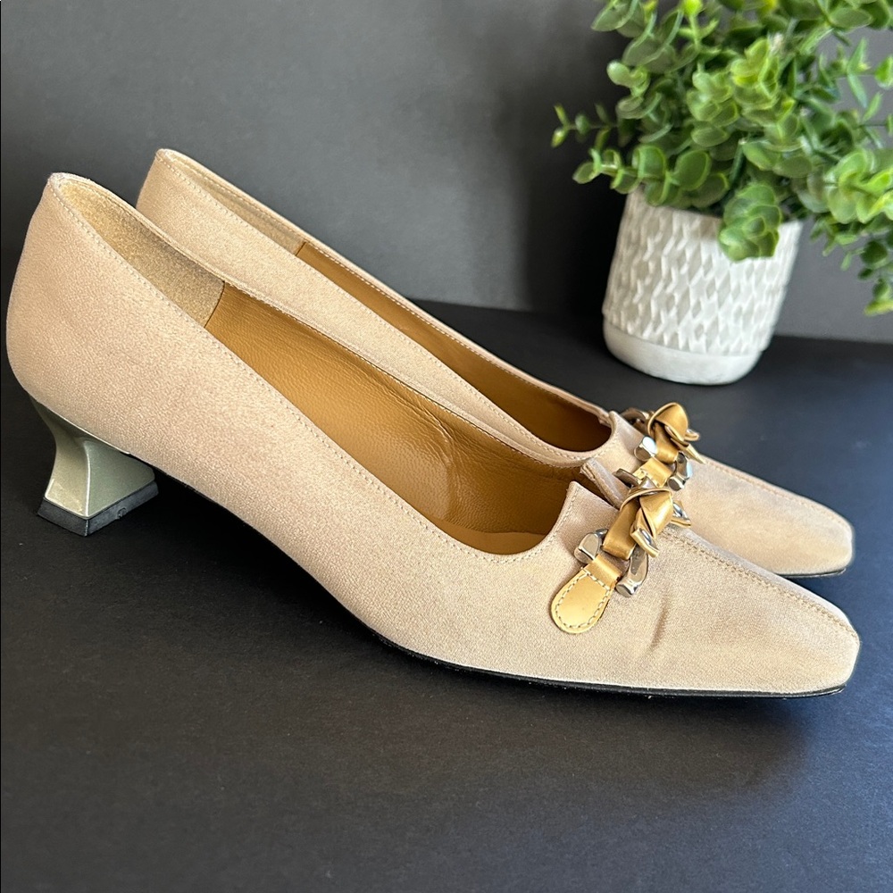 Flawless Stuart Weitzman Gold Low